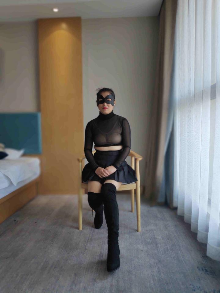 茶艺师静静露脸第一部！爆乳女王被滴蜡20分钟！肉丝美腿长筒靴，付出生命之挠痒痒！ 从女王到女 怒的蜕变！！ 静静已经进化成为合格的女怒，霸气的女王装并没有给带来霸气的遭遇，依旧被江山各种调教！作为露脸的第一部，还是很放得开的表现，滴蜡20分钟以上，从而对蜡烛产生了深深的敬畏！美胸被紧缚，美腿被滴蜡，用女怒静静地话说，是也服了……<br>静静，安徽阜阳，可以定拍约拍！<br>江山，3516763647，模特均可介绍和约绳。