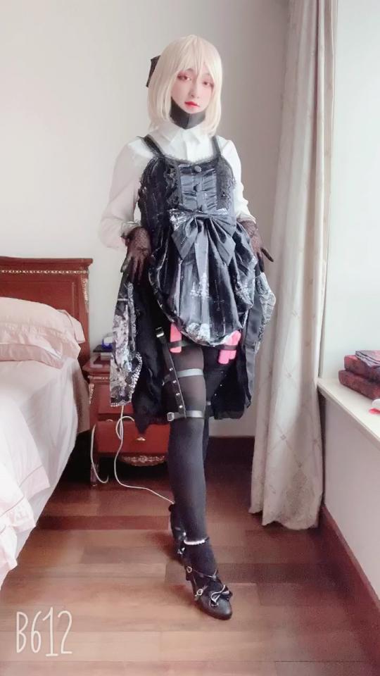 【Saber大小姐】裙子底下的秘密~ 被[不可描述]征服的大小姐 主人的任务而已 LO裙/裤袜/TD 玩不同口枷  这次的心路历程就是一开始是正常的大小姐，但是其实下边带了拘束带和股绳，塞了3颗[不可描述]，侧边还有枪呢，以免有坏蛋对我图谋不轨=w= 后来随着[不可描述]的打开，也开始受不了了，开始玩口球，口枷，发现口球买大了，好难受的，口水也流不大出来。 索性后面直接开始玩白色的液体，你们猜猜这是啥，甜甜的。<br>最后可刺激了，门铃响了，我纠结了好久要不要去拿快递，最后还是去了...小哥<span style='color:#b0b0b0;'>[隐藏文字，购买后可见]</span>