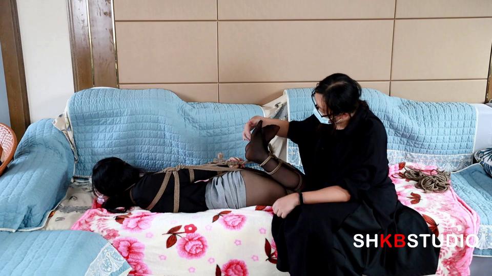 【原创】【SHKBSTUDIO】灵希004（剧情向 女老板受虐二） 承接上级 女老板逃脱未果 被直手驷马勒嘴放置 期间进行了TK 被紧缚的身体 无奈的扭啊扭 股绳深陷 直到瘫软无力......<br>解压密码shkbstudio 不要在线解压！ 压缩包格式自行修改为RAR 自己电脑解压！ 定拍 约拍 q4760054 欢迎女M 合作 体验