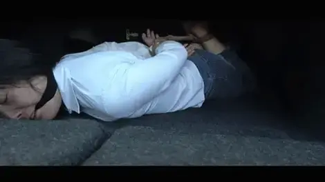 【半岛束艺台】YT787 当碰瓷女遇上绳师 注：此集百度链接已挂三次，三次均为不同md5值以及不同百度账号，因此无法继续使用百度网盘，请直接保管库或腾讯微云下载<br>作为一个新手职业碰瓷女，魔铃的第一票就栽在了某台台长手里。<br>此类碰瓷者通常采用流窜作案的方式，专挑高速公路服务区或大型停车场，寻找正准备出发的车辆，待车辆刚一开出便趁司机不备，从盲区窜出并假装被撞，得手率较高，极难防范。但不走运的魔铃，第一票就遇到了经验丰富的某台台长，见讹人不成，又害怕报警，企图逃走被台长一把按住娴熟的绑进了后备箱，这简直就是一个天上掉下来的完美素材，台长兴高采烈的载着这个丰满的碰瓷女回到了家中，接下来的事，我还说吗？★★★注：本台所有压缩包解压密码均为：BDTV【半岛束艺台】烟台绳艺原创工作室，全宇宙范围诚邀绳模(烟台、威海、济南、青岛等高铁直达城市优先)，不做精品只做生活，用镜头记录最真实的绳艺，纯净捆绑，健康游戏！为每一个热爱捆绑的朋友展示最纯粹的绳艺，为每一个客户用心打造属于您的专属作品。应聘、定拍请垂询QQ2245148409/微信peninsulastudio或扫描微信二维码，业务洽谈秒回，闲聊看心情，色情勿扰。点击欣赏更多(More Clips)<br><br>