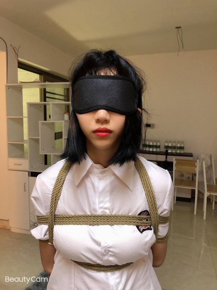 【新月原创】00后小美女红豆 极品颜值 蒙眼堵嘴 JK肉丝 超紧驷马找剪刀 【新月工作室】定拍交流QQ：1003187439 有原味哦~！红豆妹妹今天打扮的太可爱了，清纯到爆。和我打赌，给她来个很紧的日式驷马，她在地垫上爬，五分钟就可以拿到剪刀。我不信，可这家伙被绑成这样还灵活的要命，让我也服了，马上把她扯远点，为了尊严，也为了欺负她，给她来个蒙眼堵嘴，再转个大半圈，我看你找剪刀，我看你爬，啊哈哈！！欺负这个家伙真的是我人生最大乐趣了。