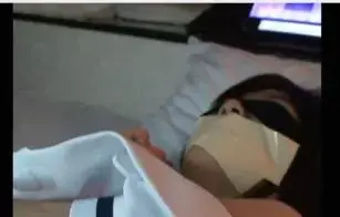 女学生回家之后被尾随 女学生回到家之后被坏人尾随，在家里遭到坏人的猥亵强暴，捆住手嘴也被封住说不出话！！！女主是个很漂亮的校花 喜欢的赶紧收藏了
