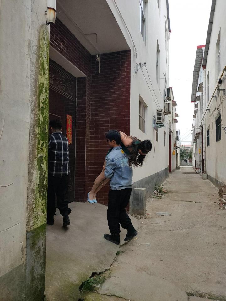新片 五集连续剧《脱逃》第二集  人贩子落网 逃脱师在A市进行逃脱演出，来一个五花大绑逃脱术，然后接到特殊任务，冒充被绑架的人质，被押送到人贩子的老巢，结果被老大识破，老大电晕逃脱师，要把她严格拘束卖到山区，最后逃脱师成功逃脱，人贩子全部落网 QQ461999667
