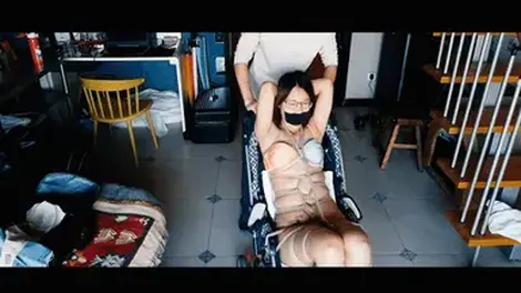 【半岛束艺台】YT797 巨婴阿紫重回童年体验儿童车上的乐趣 马上就要结婚的阿紫就要完成从女孩向女人的转变，因此台长决定让她再体验一次童年，坐一次儿童车，只不过这方式......★★★注：本台所有压缩包解压密码均为：BDTV【半岛束艺台】烟台绳艺原创工作室，全宇宙范围诚邀绳模(烟台、威海、济南、青岛等高铁直达城市优先)，不做精品只做生活，用镜头记录最真实的绳艺，纯净捆绑，健康游戏！为每一个热爱捆绑的朋友展示最纯粹的绳艺，为每一个客户用心打造属于您的专属作品。应聘、定拍请垂询QQ2245148409/微信peninsulastudio或扫描微信二维码，业务洽谈秒回，闲聊看心情，色情勿扰。点击欣赏更多(More Clips)<br>