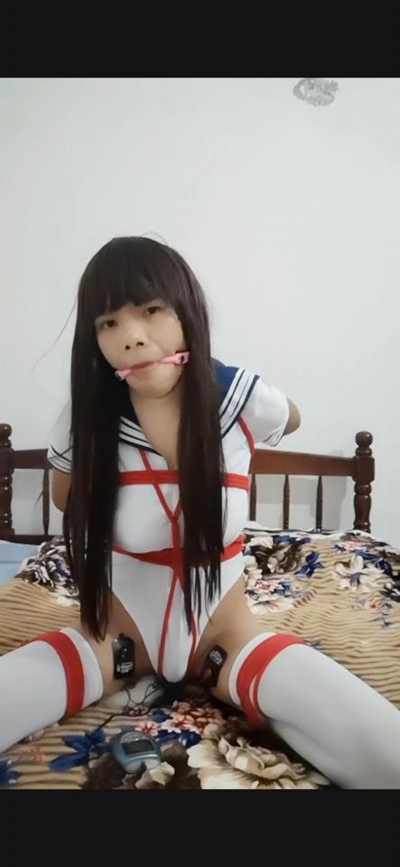 小m的自缚 最近新收了一个小m，刚好新开个剧集专门拍摄我给他下达的各种任务，不过在这之前当然得让他先录个视屏看看是不是个合格的m啦~ 自缚方法不限，但是必须带着gs尾巴，电极片和口塞，然后要录下挣扎的画面，因为他是第一次，就没给他出太难完成的任务，不过这么简单的任务他才勉强及格，而且还害羞不敢呻吟出来，看来得需要多调教呢~    依然还是网盘下载后解压，文件后缀名改成mp4就好了。<span style='color:#b0b0b0;'>[隐藏文字，购买后可见]</span>