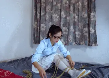 【晓鹿绳艺】平时就很怕痒，第一次被捆起来捞痒痒，感觉怪怪的，特别是再镜头面前被捞痒痒有点心惊:p 感谢大家对我一如既往的支持，露露每天都在进步，定不会让粉丝大大们失望，露露在众筹区正再众筹一套绳子，希望大家能够集众人之力帮露露完成这个小心愿，感谢粉丝大大们慷慨相助，以后露露会出更多大家喜欢的作品，一定会坚持不懈好好学习的。这次师傅教如何调J，捞痒痒，被捆起来捞痒感觉怪怪的，想躲开又没办法躲开，想笑又不敢笑，反正感觉既难受又不自在，关键是还没办法躲开~~<br><br>工作室联系QQ：1462308882   欢迎大家一起交流，拒绝任何骚扰色情话题，感谢<br>片长：33分钟  清晰度：1080   文件大小：2GB  <br>有喜欢我作品的可以找我订拍哦<br><span style='color:#b0b0b0;'>[隐藏文字，购买后可见]</span>