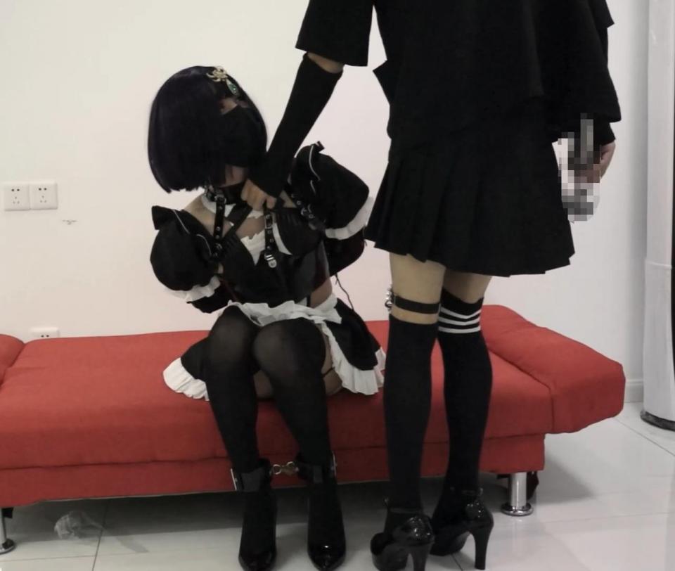 【Aki工作室】FGO 酒吞童子女仆装 伪娘cosplay 皮具拘束调教 强制gc 高跟踩踏 附赠开口器+遥控责 Aki工作室的第一作~ 这次是酒吞女仆装的cos，配合12cm高跟和皮具拘束，看起来非常色气~  担当s的是一只萌熊，萌熊的高跟腿子踩人真的很棒(小声) 后半段附赠了开口器 遥控[不可描述]责，希望大家喜欢~ <span style='color:#b0b0b0;'>[Hidden text will display after purchase]</span>