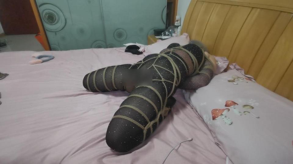 已补链第23弹、媳妇偷偷的买连身丝袜穿、闪亮闪亮的（龟甲缚、丝袜套头、驷马、QZGC不要不要的） 片名：1106剪辑版<br>时间:1小时09分<br>大小:2.48G<br>格式:zip、建议使用360压缩解压<br>失效站内信联系我<br>解压密码3119782105<br>下载后TXT改zip解压<br><br>22弹被我吃了（主要是不能发、你懂的、）<br>媳妇居然自己偷偷买的连身袜穿<br>没想到还挺好看的<br>既然好看，当然不能放过咯<br><br>每次都这样拿上棒棒非得配上烟、<br>这次给她弄个龟甲<br>媳妇第一次尝试龟甲自己都说好看<br>说不够紧<br>绑的时侯自己还拉紧<br>结果完事之后勒的好深的印<br>这么喜欢棒棒、咱就满足下咯<br>胶带得配上嘛<br>视频中[不可描述]已打马赛克<br>可能多少会影响观看<br>别抱怨我、违规了毛疙瘩都没得看了