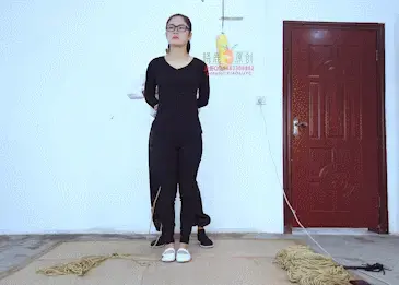 【晓鹿绳艺】<露露第一次被吊>第一次被吊体验，真的难受，师傅下手真狠，居然脱了我鞋子裸足捞我痒痒 这次师傅教我吊人，结果自己被吊起来，全身被捆住，感觉身体都不是自己的了，没法挣脱也没法躲避，师傅居然还脱了我鞋子裸足捞我痒痒，狠不得打死他，等到我吊他的时候一定要狠狠的报仇，第一次体验感觉还不错，就是全身酥酥麻麻的，等解开后全身血液畅通，顿时感觉舒畅，发现自己越来越喜欢这种感觉了<br><br>工作室联系QQ：1462308882   欢迎大家一起交流，拒绝任何骚扰色情话题，感谢<br>片长：27分钟  清晰度：1080   文件大小：1.5GB  <br>有喜欢我作品的可以找我订拍哦<br><span style='color:#b0b0b0;'>[隐藏文字，购买后可见]</span>