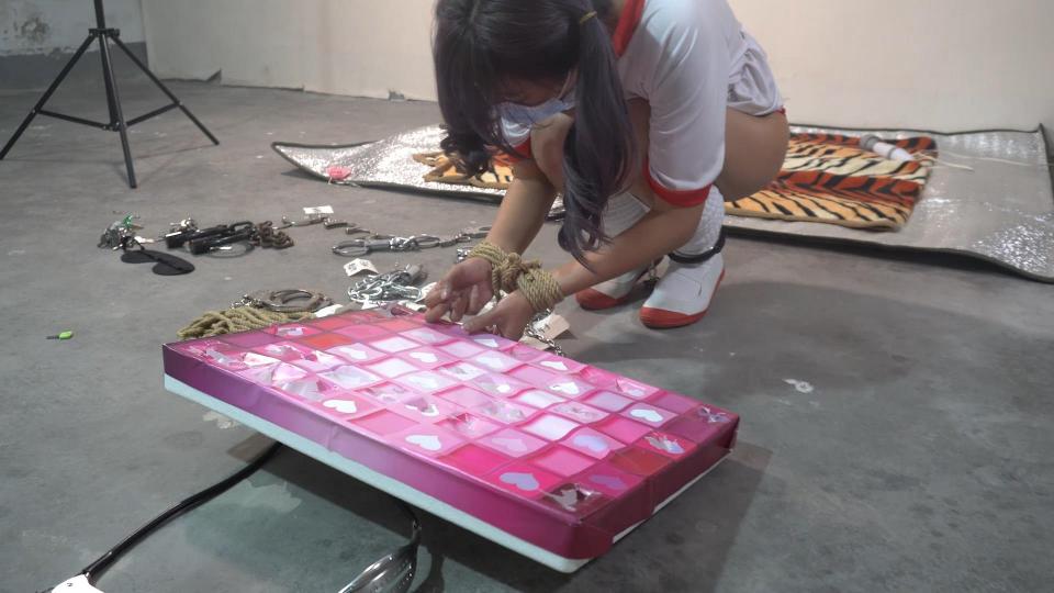 魔法摄影工坊--【模特小翼 抽奖游戏】  这几天玩手机逛网店 突然发现了小时候的戳戳乐抽奖  突发灵感就做了一套抽奖游戏出来<br>做好了第二天 小翼换了新造型来找我 正好我拿出了拘束惩罚VS现金大餐抽戳戳乐抽奖让她玩<br>抽大奖的过程中小翼不断的抽到了手铐 脚铐 〇蛋 贞〇带 绳子...一次比一次绝望...<br>最后小翼抽到了一个脚铐 然后解除脚铐的抽奖机会已经用完了 这时竟然抽到了大餐...<br>最后小翼竟然不按套路出牌 害我损失了一顿大餐..<br>