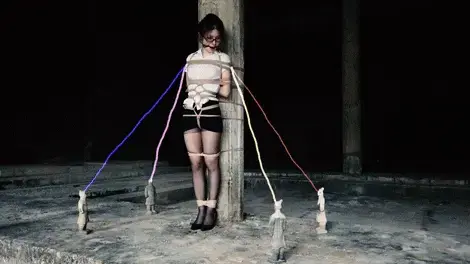【半岛束艺台】【鹿野】YT800 古墓丽影（上） 养马岛，位于牟平区城区以北9公里处，面积13.52平方公里。养马岛又称象岛，因相传秦始皇东巡时曾在此养马而得名。<br>    考古学家鹿野为探索始皇东巡路径，深入养马岛未知墓穴考察，因中机关被缚于石柱，醒来挣脱不能，正在一筹莫展之际，石柱四周突然出现四具兵马俑，遂发出射线将绳索融化，但未融化鹿野身上的绳子，神秘的兵马俑此时解救她到底是始皇显灵还是一个更大的阴谋，请深入这令人毛骨悚然的墓穴一探究竟。★★★注：本台所有压缩包解压密码均为：peninsula2018，修改后缀名为mp4观看，不要在线解压，必和谐【半岛束艺台】烟台绳艺原创工作室，全宇宙范围诚邀绳模(烟台、威海、济南、青岛等高铁直达城市优先)，不做精品只做生活，用镜头记录最真实的绳艺，纯净捆绑，健康游戏！为每一个热爱捆绑的朋友展示最纯粹的绳艺，为每一个客户用心打造属于您的专属作品。应聘、定拍请垂询QQ2245148409/微信peninsulastudio或扫描微信二维码，业务洽谈秒回，闲聊看心情，色情勿扰。点击欣赏更多(More Clips)<br>
