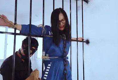 【樱束原创】《超级变态之蜘蛛囚犯》莉莉下班被变态盯上，并且尾随小丽到楼道用药迷晕，莉莉醒来时已经被关再一个铁牢房里，殊不知等待她的将是一场恶梦。。(已补链) (全剧：楼道劫持  蜘蛛囚犯 鸟笼训奴 强塑身形  玩坏的奴 )<br>购买提醒：简介内容为整部剧情简介，包含后续剧集的预告介绍，并不一定会在本集里出现，介意者请勿购买，本集内容以预览图为准。<br>这天莉莉下班，受天气影响心情都不错，一路哼着小曲步行回家，殊不知已经被变态屠夫盯上，到家里门口正准备开门之际，变态突然出现用超级迷药将其迷倒，扛回家中关在牢笼里面，并且带上了几十斤重的铁镣及手铐，计划着如何让莉莉顺从变成他的奴役，变态带着可怕的面具，却从不出声，不停的用电棍敲打牢罚的铁栏，恐吓着莉莉，一点一点将莉莉的心里防御击溃，然后不停的用电棍电击莉莉，电棍强大的电流电的莉莉见到就躲，没被强电流打一下莉莉就浑身抽搐，被电的痛哭流涕，直至将莉莉电晕在牢房里，第二天变态将莉莉赶出牢笼准备实施第二步计划，莉莉害怕的不敢出牢笼，迫于电棍的威力，只能服从，变态将莉莉用绳子挂在了牢房的铁栏上，捆绑成M腿挂再铁栏上，被捆成蜘蛛网抓住猎物一样，然后拿出跳D跟按摩B不停的挑逗莉莉，莉莉既害怕又难受，不停的摇晃着铁栏，变态将口球塞的死死的，还将口球固定再铁栏上，让莉莉头无法动弹，口水只能往外面不停的流，只要莉莉有不服从就拿出电棍，让莉莉就范，莉莉既害怕又难受，不停的流着委屈的眼泪，最后居然被变态用电棍电的小便失禁并且同时达到了G潮，经过两天的驯服，第三天莉莉明显听话了许多，屠夫将莉莉关进鸟笼里，并且将鸟笼吊至半空中，还将莉莉腿捆起来，让她无法动弹，不停的摇晃鸟笼，将莉莉心理最后的一点防线击溃，空中不停摇晃，直接将莉莉摇晃到呕吐，不停的哭喊，变态还是不肯罢手，拿来比电棍还要厉害的电击Q，不停的电笼子，因为莉莉全身湿的加上铁笼导电，莉莉没坚持多久就被直接电的小便失禁了，经过了三天的折磨，莉莉已经失去反抗的意识，也没有了前面想要逃走的想法，变态给莉莉换好衣服，将莉莉关进狭小的笼子里，强制固定着莉莉的身形，强迫莉莉摆出他喜欢的姿势，在狭小的笼子里，莉莉无法躲避也无法反抗，只能默默的承受着变态的各种虐待，不停的大喊，但是都无济于事，在几番不停的驯养计划下，莉莉被折磨的惨不忍睹，最后整个人都瘫软在老虎凳上，任由变态摆布，可是屠夫没有半点想要放过她的意思，继续变换着不同的方法持续折磨着莉莉........................<br><br>樱束服务内容：私人订制剧情 专属剧情订拍 现实约拍 一对一视频网调<br>樱束联系方式：QQ2156176672 土豆：yingshuyc<br>视频格式：MP4<br>分辨率：1080P<br>时长：40分钟<br>大小：2.5G<br><span style='color:#b0b0b0;'>[隐藏文字，购买后可见]</span>