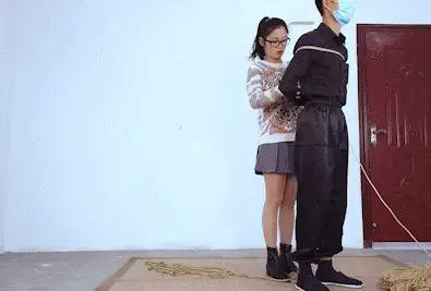 【晓鹿绳艺】<女绳师露露学吊人>第一次学习捆绑吊人，还担心吊不起来，吊起来那一刻好有成就感，真担心自己技术不过关把师傅掉下来^_^ 感谢大家对我一如既往的支持，露露每天都在进步，定不会让粉丝大大们失望，露露在众筹区正再众筹一套绳子，希望大家能够集众人之力帮露露完成这个小心愿，感谢粉丝大大们慷慨相助，以后露露会出更多大家喜欢的作品，一定会坚持不懈好好学习的。这次师傅教了平吊，第一次吊还老担心绳子会断，或者打结会松，把师傅摔下来，刚开始还担心自己力气不够，吊不起来，按照师傅教的方法，看来这些担心都是多余的，轻轻松松就把师傅吊起来了，哈哈，很有成就感......<br><br>工作室联系QQ：1462308882   欢迎大家一起交流，拒绝任何骚扰色情话题，感谢<br>片长：32分钟  清晰度：1080   文件大小：1.5GB  <br>有喜欢我作品的可以找我订拍哦<br><span style='color:#b0b0b0;'>[隐藏文字，购买后可见]</span>