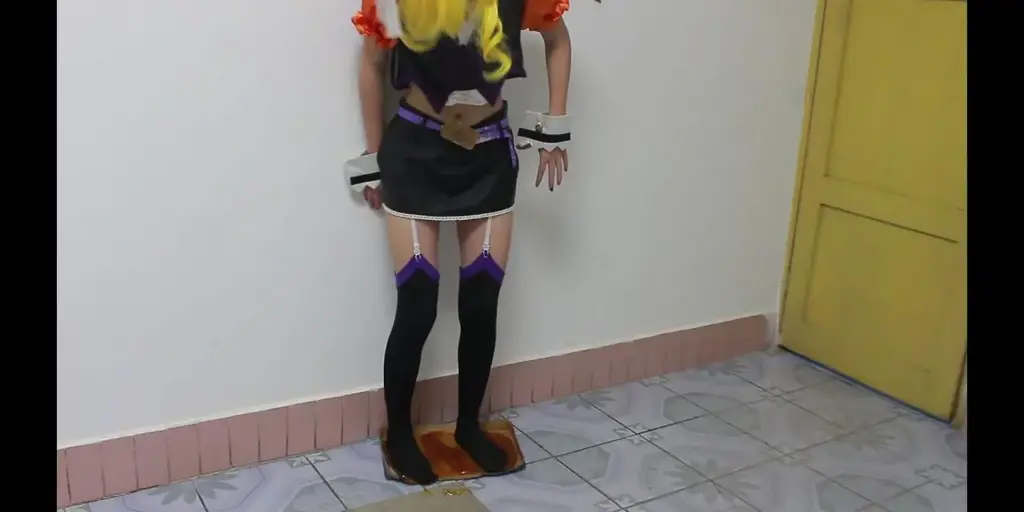 麦芽糖陷阱【粘着拘束】 小绘里在万圣节穿上了小恶魔服，去挨家挨户的讨糖果，不过有一户人家有点奇怪，笑眯眯的和小绘里说：“要糖可以，但是只能用脚带走哦”小绘里也没多想，就进入了这家的房间......<span style='color:#b0b0b0;'>[隐藏文字，购买后可见]</span>