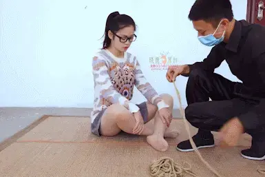 【晓鹿绳艺】上次捆团缚就难受,本以为团缚吊会更难受,但是被吊起来那一刻才发现吊着更舒服一点:p 今天又掌握一种新的玩法，团缚吊，刚开始感觉有点难度，真正学习过之后发现也没有想象中的难，知道其中绳子的走法之后感觉都差不多，又学会一个新技能，感觉棒棒哒，离绳师又近一步^_^<br><br>工作室联系QQ：1462308882   欢迎大家一起交流，拒绝任何骚扰色情话题，感谢<br>片长：32分钟  清晰度：1080   文件大小：1.5GB  <br>有喜欢我作品的可以找我订拍哦<br><span style='color:#b0b0b0;'>[隐藏文字，购买后可见]</span>
