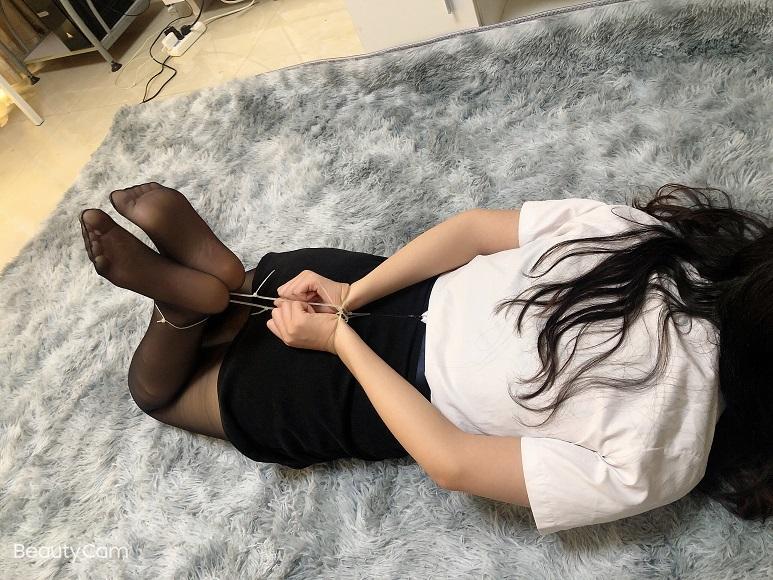 【新月原创】00后 小美女玉箫 黑丝 扎带 脱缚实验 【新月工作室】定拍交流：1003187439 有原味噢~！“好紧！好痛！！这个东西弄疼我了！”玉箫刚绑上扎带，就大喊起来，“多练习，习惯就好了的。”“我干嘛要练这个？好疼啊！！快点帮我弄掉。”“哪，剪刀在这里，你自己剪吧！”“混蛋你给我记住！”玉箫妹妹只能完全凭自己的努力，想办法在地上爬行拿到剪刀，最后把扎带弄断，完全真实。最后勒的印子两天才消掉~一直生气不理我……