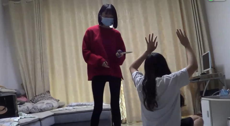 【新月原创】00后小美女 红豆玉箫 自导自演 入室盗窃 反制捆绑抢劫剧情 【新月工作室】交流定拍QQ：1003187439 有原味噢~！“我们写的这个剧本如何？”两个小家伙今天居然给我弄了个简单剧本，想拍来玩。我当然同意了，抽签后，决定好角色。两个妹子的入室抢劫剧就开始了。家里睡觉的红豆被玉箫入室，但用剪刀制服并且让她用自己带来的扎带把玉箫自己捆了，这个笨贼遇到笨主人。因为红豆离开的时候，剪刀放在地上忘记带走，被玉箫好不容易剪断了扎带，把她反制后，让她用绳子捆住自己的腿，然后狠狠一个直臂驷马……“你过分了，说好简单绑的！”“我这叫送温暖！”丢下一个人挣扎的红豆，玉箫扬长而去，真的走了……
