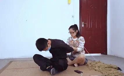 【晓鹿绳艺】上次学了团缚吊，这次拿师傅来练练手，师傅说的要勤加练习 上次学的团缚吊，乘今天休息，拿师傅这把老骨头来练练手，没人陪练习只要拿师傅这把老骨头来练了^_^,害怕师傅掉下来散架，特意捆得很紧，师傅，徒儿有心了:P<br><br>工作室联系QQ：1462308882   欢迎大家一起交流，拒绝任何骚扰色情话题，感谢<br>片长：33分钟  清晰度：1080   文件大小：1.5GB  <br>有喜欢我作品的可以找我订拍哦<br><span style='color:#b0b0b0;'>[隐藏文字，购买后可见]</span>