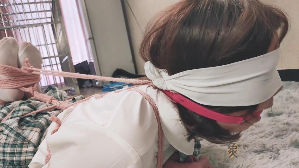 象人原创-02年小姐姐紧缚体验-口球小驷马 象人工作室-02年小姐姐紧缚体验，软萌的18岁身体，是最佳的捆绑素材。绳子收紧静置后的微微呻吟令人沉醉。事后被小姐姐夸折磨人第一名，很是开心。<br>坐标郑州，不定期组织纯绳聚会，提供紧缚，捆绑服务，和各类定拍。