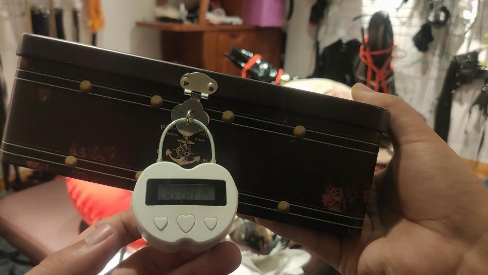 【新的征程！20天CDM极限体验】（二十）48小时终极拘束！最终章，脱困！      48小时终极拘束，脚上锁着芭蕾舞靴，手上金属手球，耳朵里塞着特质的隔音耳塞，头上锁着充气头套！吃饭，喝水，全部只能通过嘴巴上的长管人为灌入，否者只能喝西北风。后面被塞上了充气塞子，并且上了锁，想让塞子跑出来，必须要两个步骤，一，将充气塞子里面的气体放掉，而要做到第一步，必须要先将外面带锁的金属铁片打开，只是M手上的金属球会答应吗？而小便的问题，依旧会像上次一样，通过导尿管排进尿袋之中！<br>       工作室找接受长期圈养的老 母 狗，有任何问题，欢迎联系QQ：53967784<br>由于网盘和谐率太高，因此我不得不加大解压难度，但还是建议所有同号能下载以后解压！<br>1.下载压缩包后，输入解压码kfgh9421QBz<br>2.接下来你会得到一个扩展名为zippp的文件，将文件扩展名改成zip，确认后，再次解压即可！<br>3.最后你会得到一个mppp4的文件，老样子，将文件扩展名改成MP4，确认后就可以观看了！<br>4.步骤有点麻烦，但好在效果不错，可以有效防止和谐！如果同好们觉得麻烦的话，那就只能抱歉了！