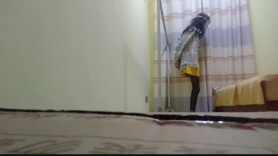 (福斯小姐姐)魅惑少女 这次自缚我再次用架子，我先绑好jio腕再穿上了高跟，这高跟让我吃尽苦头刚开始绑手腕出了些小失误但没有大碍，最后还是成功把自己绑起来啦，绑好后我就拼命挣扎，挣扎啦挺久接着因为重心不稳摔了一跤，不过还好摔到了床上没什么大碍然后成功脱缚。