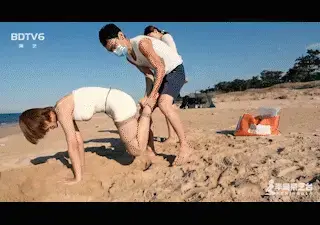 【半岛束艺台】【户外】【堵】【挠】【拉丁】YT757 植物大战僵尸二：食人花的反击 2020年欢乐的夏季结束了（好像早就结束了），让我们最后再体验一下夏季的疯狂，一只被直立驷马在坑中的食人花，之所以叫她食人花，是因为手脚被绑并且无法移动，只好利用头和嘴对“僵尸”们进行反击。<br>半岛束艺台小康福利计划一阶段计划：<br>熟悉本台的朋友一定对本台的编号不陌生，截至目前最大编号为YT816和JN52，说明本台总产量已达868部，当然这其中包含客户定拍和已下架作品。台长其实一直在定期清理早期作品，累计下架作品已达100部，清理的依据有很多，比如购买量过低，网盘和谐犯懒不想补等等，这其中也不乏一些优秀作品，与其丢进历史的垃圾堆，不如拿出来分享给数十年如一日支持本台的观众朋友们，因此从现在开始，将持续整理下架作品，包含在新作中附赠。对于那些用自己的小号来回刷排名以及把冷饭来回炒的行为，我除了表示怜悯也没有别的表示了。★★★注：本台所有压缩包解压密码均为：peninsula2018，修改后缀名为mp4观看，不要在线解压，必和谐【半岛束艺台】烟台绳艺原创工作室，全宇宙范围诚邀绳模(烟台、威海、潍坊、济南、青岛等城市优先)，不做精品只做生活，用镜头记录最真实的绳艺，纯净捆绑，健康游戏！为每一个热爱捆绑的朋友展示最纯粹的绳艺，为每一个客户用心打造属于您的专属作品。应聘、定拍请垂询QQ2245148409/微信peninsulastudio或扫描微信二维码，咨询秒回，闲聊看心情，色情勿扰。点击欣赏更多(More Clips)<br>