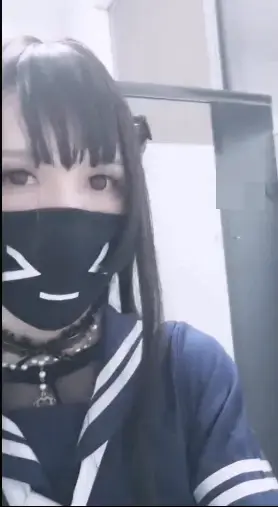 伪娘 连身袜JK服女装 马路旁公厕里zw 这次我们一起出去伪街。转着转着就到了厕所，当时好害怕，不时有路人进过，好怕被非礼，不过真的好想有人非礼，希望有痴汉跟着我们，把我们拖进小树林。<br>片名： 伪娘 连身袜JK服女装 马路旁公厕里zw