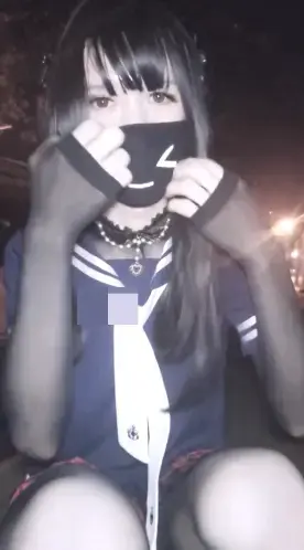 伪娘 黑丝连身袜JK服女装 马路旁zw 这次玩的更刺激，伪装在马路上面zw，那个时候街上真的有很多人，后面的车也很多，当时好怕有人从车上下来把我带走，这套连身黑丝穿的太舒服，我的腿也很性感，我真的太想要了，最后没忍住，弄在座椅上了