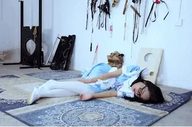 【樱束原创】《机器人娇娃之退货娇娃》男主因女友分手对新买机器人进行各种摧残，让她替女友接受惩罚最终机器人损坏，男主进行各种抢救无效只能请来美女工程师 (全剧：女友替身  娇娃损坏 抢救娇娃 病毒感染 退货娇娃)<br>购买提醒：简介内容为整部剧情简介，包含后续剧集的预告介绍，并不一定会在本集里出现，介意者请勿购买，本集内容以预览图为准。<br>简介内容为整部剧情简介，包含后续剧集的预告介绍，并不一定会在本集里出现，本集内容以预览图为准<br>男主看电视广告被高智能机器人吸引，于是在网上订购了一台。不一会美女送货员就把机器人送来了。男主体验了机器人感觉与真人无异。男主因女友分手拿娇娃代出气，将娇娃用海老缚捆绑起来，不断的用棍子抽打并让她在地上来回不停滚动，娇娃不但不生气还表演自解哄主人开心。男主又对她进行单脚吊起不断抽打，并用按摩b固定在大腿上，用电击器不断对她进行电击，还用刷子及各种道具给娇娃挠痒痒，并拿来炮击用最大档位进行调j，最后娇娃因受不了发热烧毁损坏。男主对其进行抢救，使用了呼吸机,电击起搏器，电棍，用水灌入降温等各种抢救方式进行抢救，最后还是不能救醒便打电话请来了美女工程师救醒了娇娃。娇娃继续使用时又中病毒故障并开始打男主并且咬伤男主，男主用扎带捆起娇娃并吊起双脚，使用电击器，滴蜡等方式折磨她，最后用炮击直至娇娃死机。最后娇娃再次损坏，男主怀疑机器人质量有问题直接退货。<br><br>樱束服务内容：私人订制剧情 专属剧情订拍 现实约拍 一对一视频网调<br>樱束联系方式：QQ2156176672 土豆：yingshuyc<br>视频格式：MP4<br>分辨率：1080P<br>时长：46分钟<br>大小：2.5G<br><span style='color:#b0b0b0;'>[隐藏文字，购买后可见]</span>