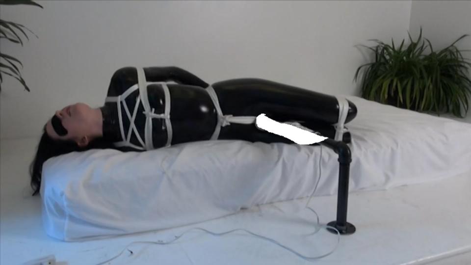 Virgin Casttickle Holy sexy tickle virgin scene, Batman! Intern finally gets the tables turned on her, and the result is magical. She's gloriously ticklish and responsive to the bondage. The dommy ones always are. :) Absolutely material, here, and now that I know Molly's so weak when she's finally restrained, expect to see her playing on both sides of the BDSM spectrum, all over the place.<span style='color:#b0b0b0;'>[隐藏文字，购买后可见]</span>