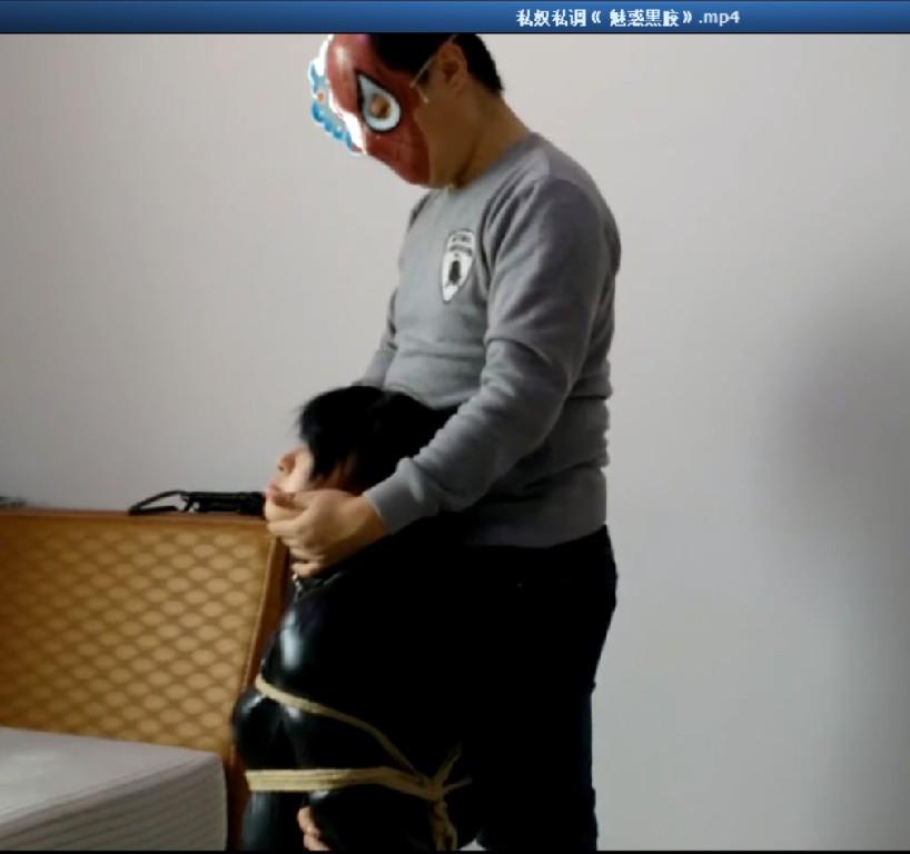 私奴私调《 魅惑黑胶》 片长28分钟，1080p全高清拍摄，紫月M被囚禁的第八天，奴性已经基本养成，随叫随到非常听话，主人今天给她穿上性感胶衣系统调教，别有一番风味.....本片为一往情深绳艺工作室定拍作品，版权所有，定拍咨询qq1002871968 客服qq906267332 欢迎定拍咨询交流。“网盘文件为压缩包，统一解压密码ywqs”