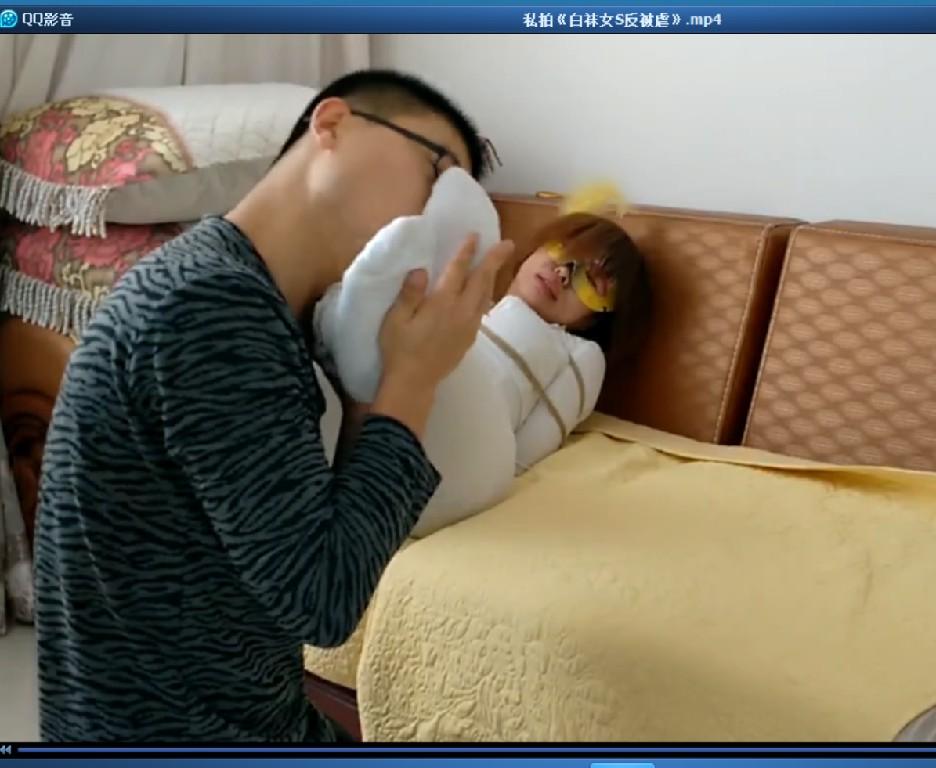 私拍《白袜女S反被虐》 片长15分钟，1080p全高清拍摄。男奴每天都要遭受白袜女S非人折磨，捆绑鞭打，狗奴侍奉，高跟踩踏，强制取精....终于有一天男奴反抗了，偷出绳子捆上女主，疯狂报复，猥亵舔脚，实施淫欲后将女主卖到妓院，以解心头之恨....本片为一往情深绳艺工作室定拍作品，版权所有，定拍咨询qq1002871968 客服qq906267332 欢迎定拍咨询交流。“网盘文件为压缩包，统一解压密码ywqs”