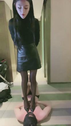 【诺曦s】丝袜套头调教废物狗，气死女王了 【诺曦s】丝袜套头调教废物狗，气死女王了<br>创作：【诺曦s】原创作品<br>描述;【诺曦s】丝袜套头调教废物狗，气死女王了,喜欢的千万不要错过啊，大家支持一下吧