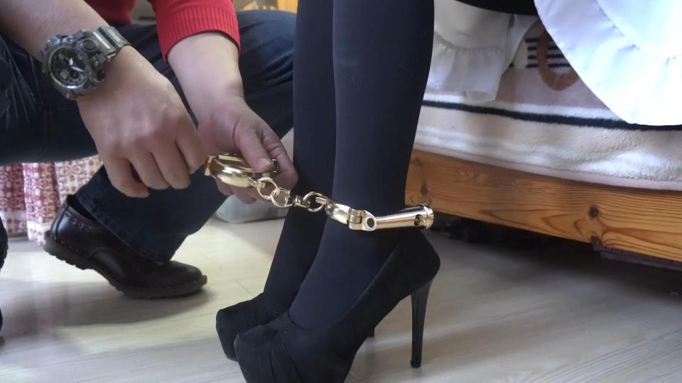魔法摄影工坊--【模特小翼 被监禁的女仆6 羽翼老哥联动】  今天是双11 小翼在家日常收拾完卫生以后接到通知说之前订购的进口马蹄铐到货了 正好带着小翼去验验货 然后再货主(羽翼)这里体验了各种稀奇古怪的进口道具