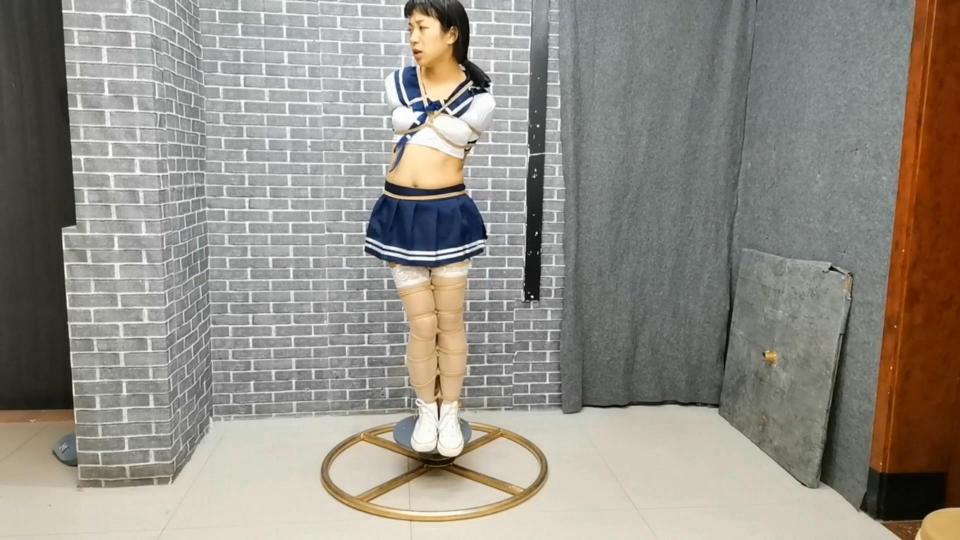 已补链HD飞天原创:云儿被紧固在旋转拘束架上，随后又被悬空吊在中间，本来坐在肛栓上够难受啦，又被绑在上面，无情TK,鞭打振动，一转动拘束架，头晕恶心GC失禁口水暴流...... 解压密码:HDSY<br>为犬奴云儿精心打造的旋转拘束架历经一个月终于制做成功，把这个福利优先送给云儿，固定上去才知道拘束架的厉害，TK鞭打振动手下不留情，云儿坐车都晕车，一旋转拘束架，身不由己GC失禁晕的口水暴流......<br>需要定拍的客户请加QQ272728243并且面向圈内长期招聘女绳模......<br><br>需要定拍的客户请加QQ272728243并且面向圈内长期招聘女绳模......<br><br>