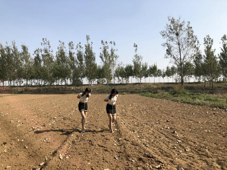 胜景影视 ★★★★新片《卧底的遭遇》第二集 大家期待很久的《卧底的遭遇第二集》这部片出炉了这集故事将郭倩琳和李璐两名卧底身份暴露双双被司马捆绑在地牢中，她们想办法挣脱绳索逃脱，可是两人刚挣脱捆绑就被看管她们的小弟发现，后来两人受到了非常严厉的疯狂折磨，最后小弟把她们两个捆绑手脚口球堵嘴押送给老大，在途中遇到山体滚落下大石头把车砸中，她们和两小弟被砸昏迷，两人醒来捆绑着爬下车往路下树林逃去，她们能不能逃脱，预知后事如何，请欣赏难得的精彩片  QQ461999667   联系我们定拍