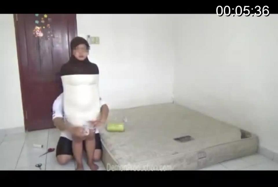 The first time mummified, this beautiful girl was terrified when became a mummy A beautiful girl tries to be mummified for the first time.<br>The girl's body was wrapped tightly using white duct tape, but when the mummy was finished, this girl struggled to ask for it.<br><span style='color:#b0b0b0;'>[隐藏文字，购买后可见]</span>