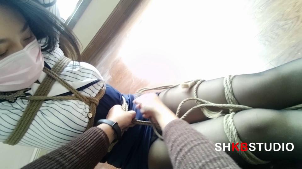 【原创】【SHKBSTUDIO】灵希售楼小姐紧缚幻想花絮（两种视角的紧缚花絮） 灵希售楼小姐装扮 高档别墅小区里的紧缚花絮 两种视角<br>切勿在线解压！ 压缩包下载到自己电脑改为RAR 解压后视频改为mp4 即可观看！<br>解压密码shkbstudio 有需要合作的女模特请加Q4760054<br>