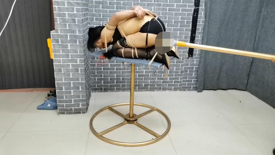 HD飞天原创:云儿像狗一样紧缚挣扎,元形转动刑架强制GC失禁全过程...... 已补链解压密码:HDSY<br>把云儿紧缚成一团，像狗一样无奈挣扎，又把她紧固在转动的刑架上，动弹不得，随便扎腾,止不住进入GC失禁状态......<br>需要定拍的客户请加QQ272728243并且面向圈内长期招聘女绳模......<br>