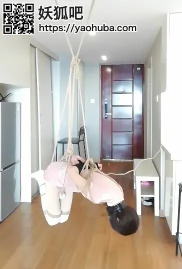旗袍吊缚（自缚） 自缚版的吊缚终于来啦，帮你们拍了一部简单实用，不会疼的吊缚方法，甚至不需要凳子哦，直接就可以把自己吊起来，正常坚持半个点没什么问题哒，也可以在这上面增加一点自己喜欢的装饰绳，这种方式配合[不可描述]嘿嘿嘿，很快就会你懂得，（最重要的就是自缚有危险，大家一定要注意安全！！！！）如果没看懂可以问我。<span style='color:#b0b0b0;'>[隐藏文字，购买后可见]</span>下载后缀改成.zip