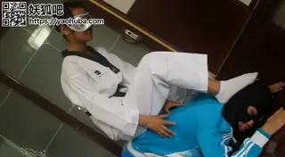 -gryc-032-跆拳道女侠上篇 剧情以脚袜踩踏教育为主，本工作室致力于拍摄轻口味的脚袜踩踏与玩弄。本片上篇主要讲述95后跆拳道女侠几次将歹徒踩到在地，闻脚，骑马，踩脸，踩脖子各种玩弄。<br>