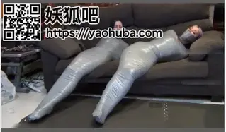 两美女被自己脚上白袜堵嘴，里面保鲜膜加胶带紧缚包裹 两美女被自己脚上白袜堵嘴，里面保鲜膜加胶带紧缚包裹