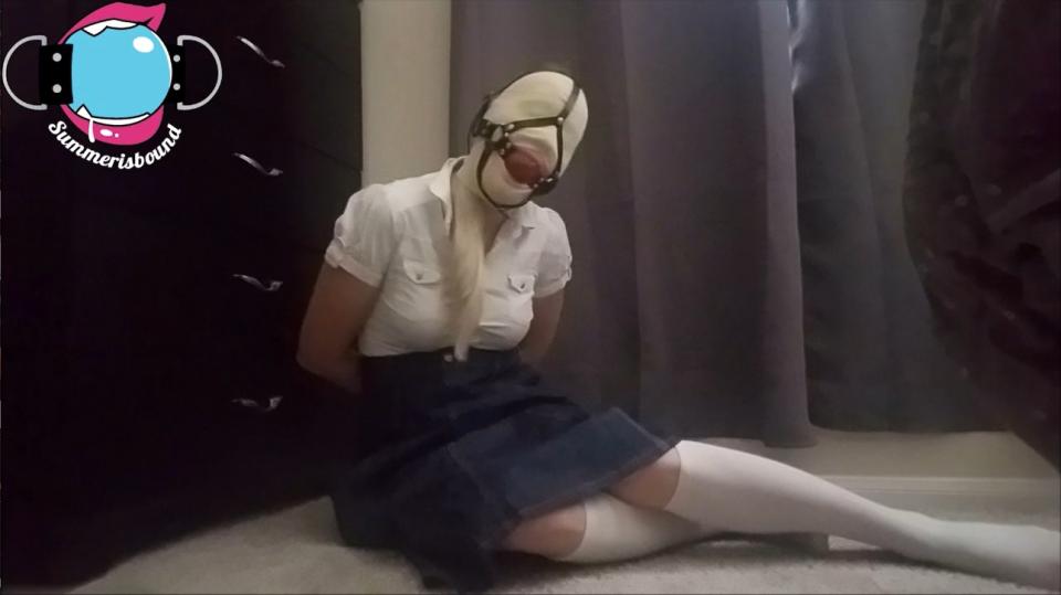 Muffled Innocent Summer is dressed in a jean skirt. button up top, and knee high white socks. Layered ACE wrap gag with 2″ Harness Ballgag.  Whimpering and gagged pleading / talk.<br><br><span style='color:#b0b0b0;'>[隐藏文字，购买后可见]</span>