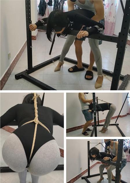 [浅浅] Metal Restraint Frame 01 A woman is fixed to a metal restraint frame with cuffs, nose hook, gag and multiple locked accessories.