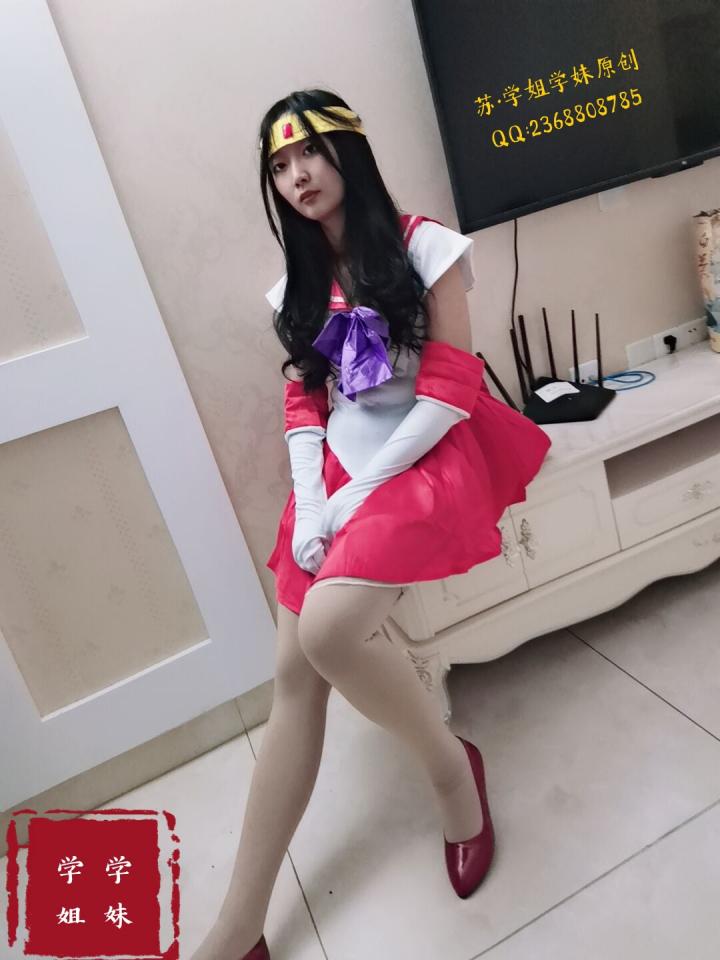 美少女战士受虐 上 江苏学姐学妹原创工作室开业啦！<br><br>这次开业完全是被这位定拍老哥逼上梁山的。其实工作室在下半年以来已经有了六位模特，拍摄了试镜片和一些简单的剧情作品，但由于我平时太忙（其实是太懒），一直没有把片子剪好发上来，也就没有正式开业。直到前几天我在空间传了一张模卡照片，这位以前就认识的同好朋友马上就来私戳我，问我是不是开工作室了，然后非常爽快的当场下了定拍单。在此特别向这位老哥表达谢意！没有你的热烈支持，小破工作室不知道要到猴年马月才能开起来～（这也让我充分的意识到DDL才是我这种打工人的第一生产力hhh<br><br>不多说，进入正题！这部片子的大概剧情是穿着丝袜和高跟鞋的美少女战士遭遇了色狼，同色狼厮打了起来，但是在打斗中被各种虐腿玩弄，最后被吊起玩弄。这部片子无论对于绳模还是绳师来说，都是入圈以来最难，模特期间摔倒了好几次，被压一字马的腿回宿舍后一直在疼，绳师也被模特不慎一脚踢中面门，血流不止。但为了订拍客户的满意，我们没有放弃！依然坚持以较（la）高（ji）水平完成了这部作品。<br><br>这部片子里kb情节较少，如果喜欢kb的同好们可以期待一下下部，美少女战士被k起来蹂躏。<br><br>欢迎大家订拍约拍或者与我交流，QQ：2368808785<br><br>文件1.38G，1080P，时长28分钟，模特：软软