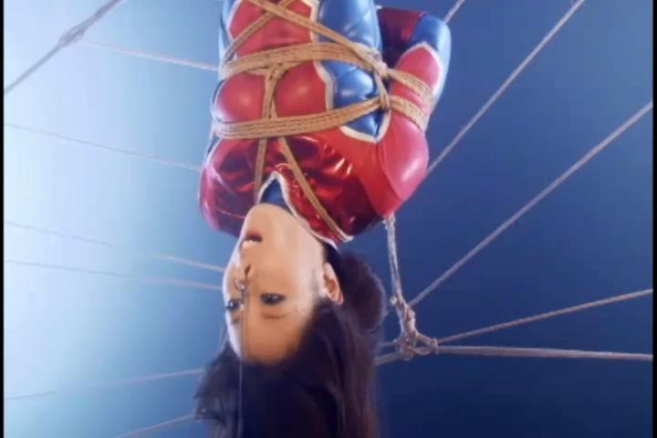 【G1】美國漫畫女英雄リアル・ボンデージス紅女 GIGA特摄出品，川上优出演的紧缚女蜘蛛侠，【类似地球的行星阿拉克内，某天，蜘蛛实现了高度进化突然对这个星球展开了大屠杀，疯狂的主犯S女奈成功逃出了行星。然后她终于到达了蓝色的星球·地球。紅女香 紧追其后两人展开了激烈的战斗，奈和她的野猪进化型宠物把香逼入了绝境，吸收了人类的液体使她完成了最终的进化。被抓住的香被对方用绳子毫不留情的虐待...】<br><span style='color:#b0b0b0;'>[隐藏文字，购买后可见]</span><br>出版商：GIGA<br>类型：紧缚    羞耻    特效 <br>演员：川上ゆう  飯倉えりか