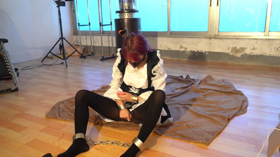 魔法摄影工坊--【模特小翼 被监禁的女仆8】 难得的休息日 让女仆休息一下.但是休息的时候无聊开始自己找乐子 又是用锁着脚镣的脚撸猫又是找〇蛋自〇..<br>上了拘束架后 稍微刺激一下就受不了GC了....看来女仆的身体是越来越敏感了...