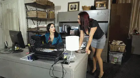  Raven and Sarah Busty office babes tied back to back Two petite and busty sexy grown ass women (Raven and Sarah) have replaced a thicker woman named JJ. Her former boss was a real pig but she liked the gig and is upset about her replacements. She can’t hold it together and she barges in on them armed and ties them up, them to kiss one another, groping them, nipple clamping. She ties them back to back, lets them struggle like that for a bit and then puts stocking caps over their pretty little heads and ties their knees up <br><br><span style='color:#b0b0b0;'>[隐藏文字，购买后可见]</span>