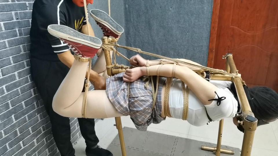 犬奴柔柔没有被超极限后高手驷马搞挎，被悬空k9架半小时折腾的昏迷过去，被彻底制服...... 极限驷马对于柔柔来说已经麻木了，看到眼前悬空k9架，脱下内裤急于尝试，把她固定上去才知道k9的厉害，一上去顿时胸闷心慌，四指麻木，机会来啦，深喉堵嘴蒙眼，把小家伙偷偷从后面cha了进去，gc呻吟喊叫受不了,浑身抽拙，tk拍打,高温蜡滴入脚心，在也经不住这样残酷的折腾,休克昏迷过去，在打在挠也没有了反应，这就是和k9架作对的下场......<br>需要定拍的客户请加QQ272728243并且面向圈内长期招聘女绳模......