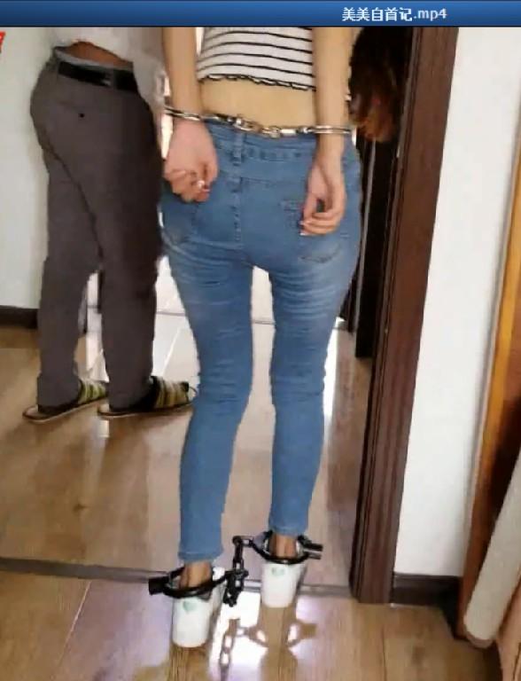 私拍《美美自首记》 片长27分钟，1080p全高清拍摄。故事讲述了美女报警自首，然后色诱警察，被带镣铐tk，鞭打脚心，带镣铐换丝袜，换裤子，押解罚跪....剧情如下《大纲：从模特进屋子开始拍，模特脱鞋，躺床上，打电话自首，罪名自己想一个，语言挑逗一点，一会警察进屋，模特主动让警察给她戴镣铐。从警察戴镣铐的过程里模特发现警察是足控，之后模特躺或坐床上，警察坐椅子上审讯模特，模特频繁用语言和脚挑逗警察，警察开始tk模特，中间模特要求换袜子，警察最后让模特脱袜子打脚心<br>服装要求：上身衬衣下身裤装（紧身裤为佳）<br>1.模特最开始穿船袜，中间换肉丝，最后光脚<br>2.模特脱鞋戴镣铐换袜子的过程都要有（重要！）<br>3.模特穿鞋时间不超过三分钟<br>4.要有tk和打脚心<br>5.镣铐的戴法最好有点花样<br>6.穿运动鞋<br>7.穿脱袜子的时候让模特自己换<br>8.模特戴脚镣，手铐用筒子铐<br>9.模特脚部动作多一点，在审讯或跟警察说话时候脚有点动作<br>服装是上身穿衬衣下半身紧身裤然后是运动鞋和船袜，用筒子铐和坤镣模特进屋脱鞋，戴镣铐，穿脱袜子的过程要拍，戴镣铐时候模特要表现主动，让警察给模特戴》本片为一往情深绳艺工作室定拍作品，版权所有，定拍咨询qq1002871968 客服qq906267332 欢迎定拍咨询交流。“网盘文件为压缩包，统一解压密码ywqs”
